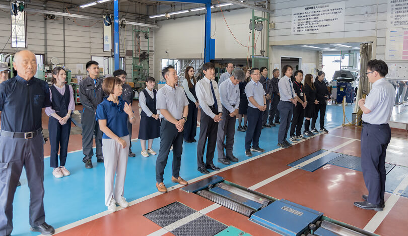 朝は出勤後清掃を実施、部門を超えた朝礼からスタート