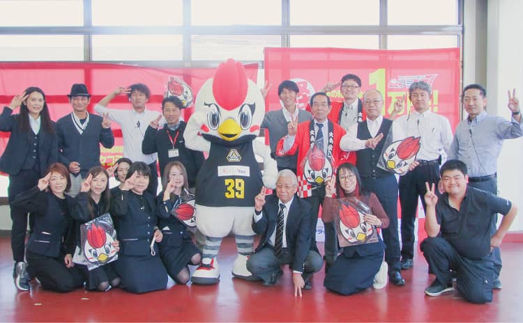 マスコットキャラクター「サンダくん」とのスナップ