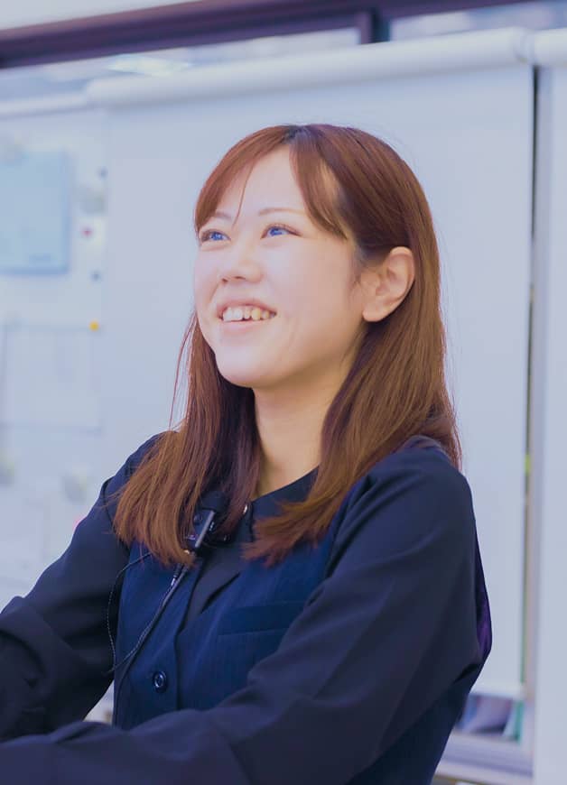 女性スタッフの仕事風景