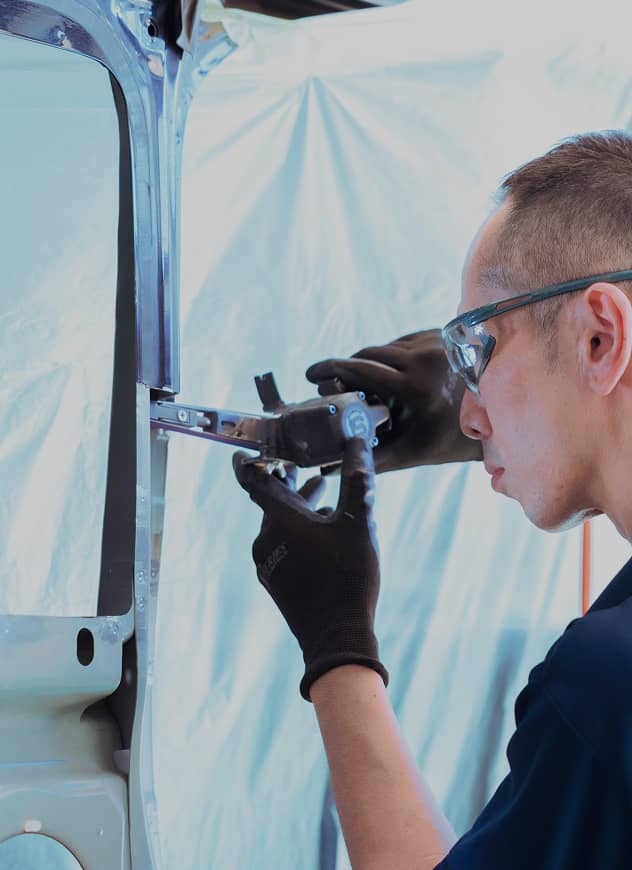 鈑金塗装をしているスタッフの仕事風景