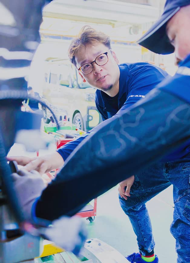 男性スタッフの仕事風景