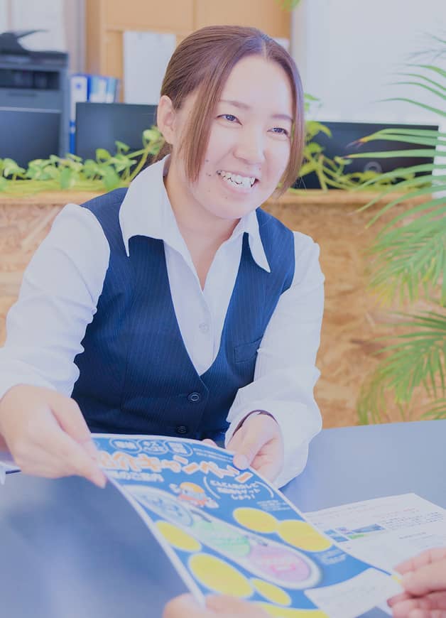 女性スタッフの仕事風景